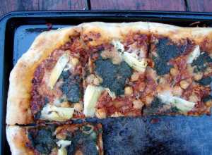 Pizza with sofrito, pesto and chickpeas