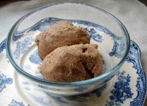 Maple spice ice cream with grated chocolate