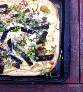 Tart with grilled mushrooms, potatoes and fresh herbs